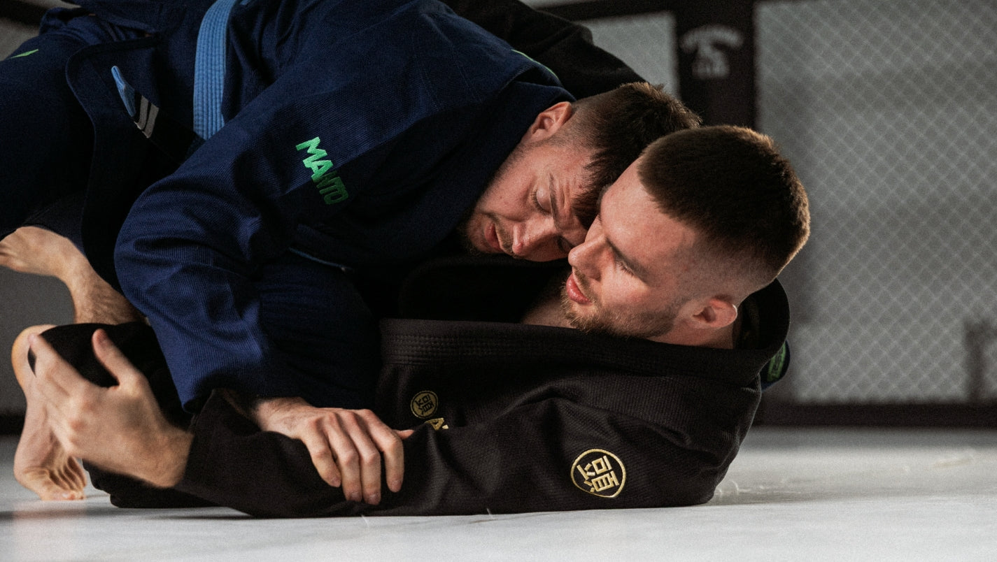 Mężczyźni podczas treningu BJJ w formule Gi