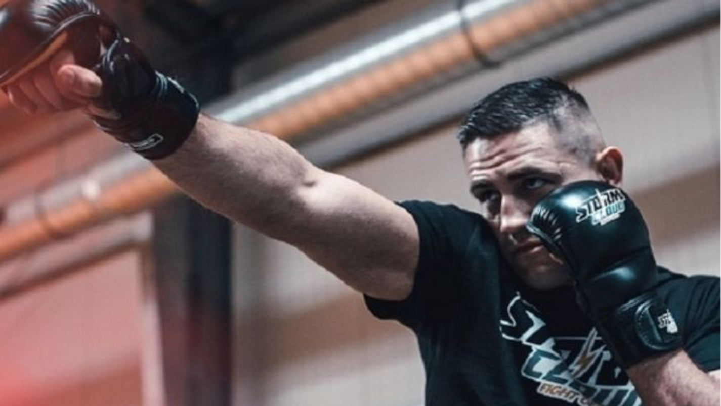 Mężczyzna w rękawicach MMA