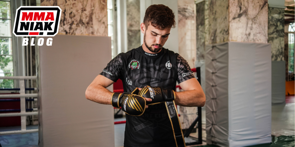 Mężczyzna zakładający rękawice MMA