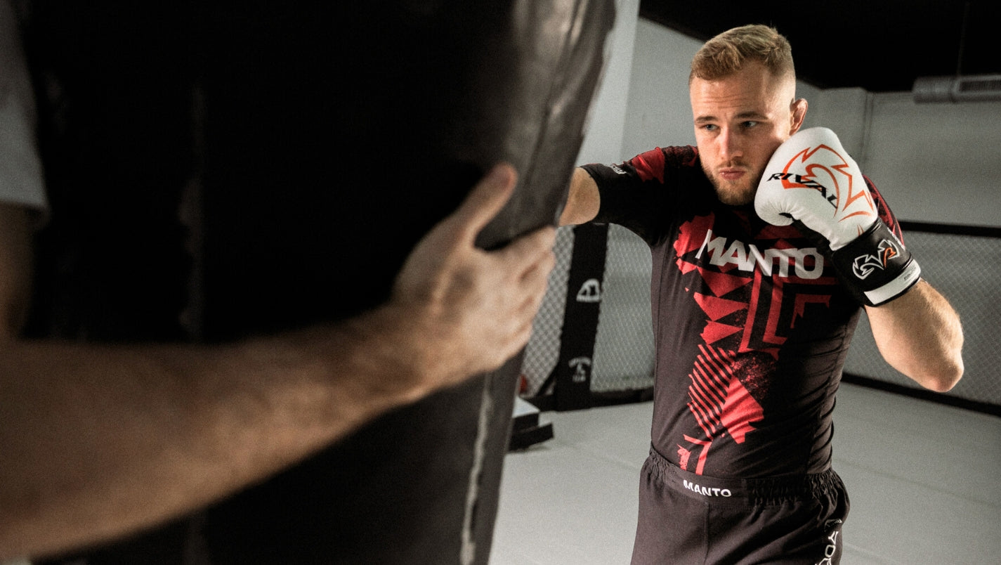 Mężczyzna trenujący boks w rashguardzie