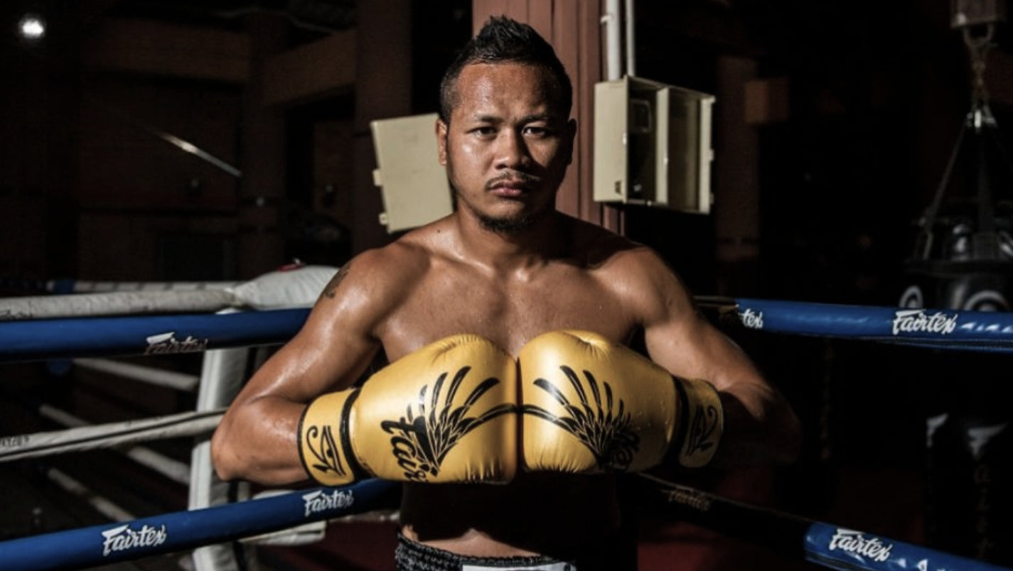 Mężczyzna w rękawicach muay thai fairtex