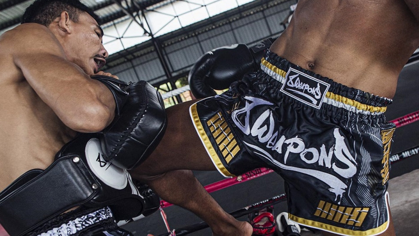 Mężczyzna na treningu w spodenkach muay thai