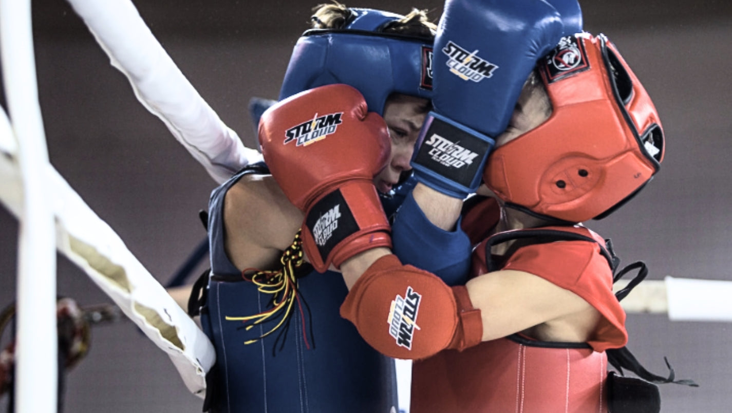 Chłopcy podczas walki muay thai