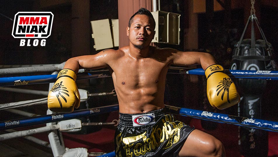 Mężczyzna w rękawicach Fairtex na rynku