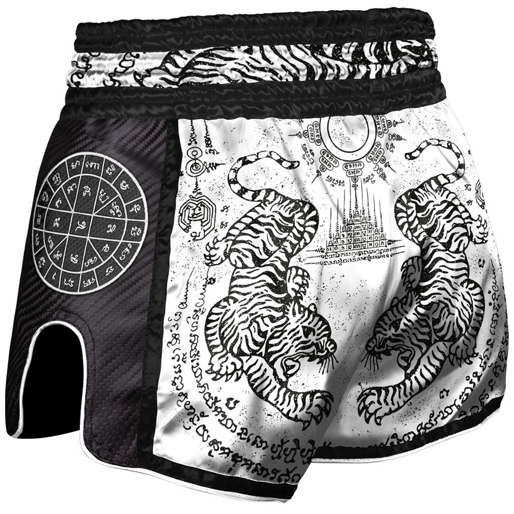 8 Weapons Spodenki Muay Thai Sak Yant Tigers Białe