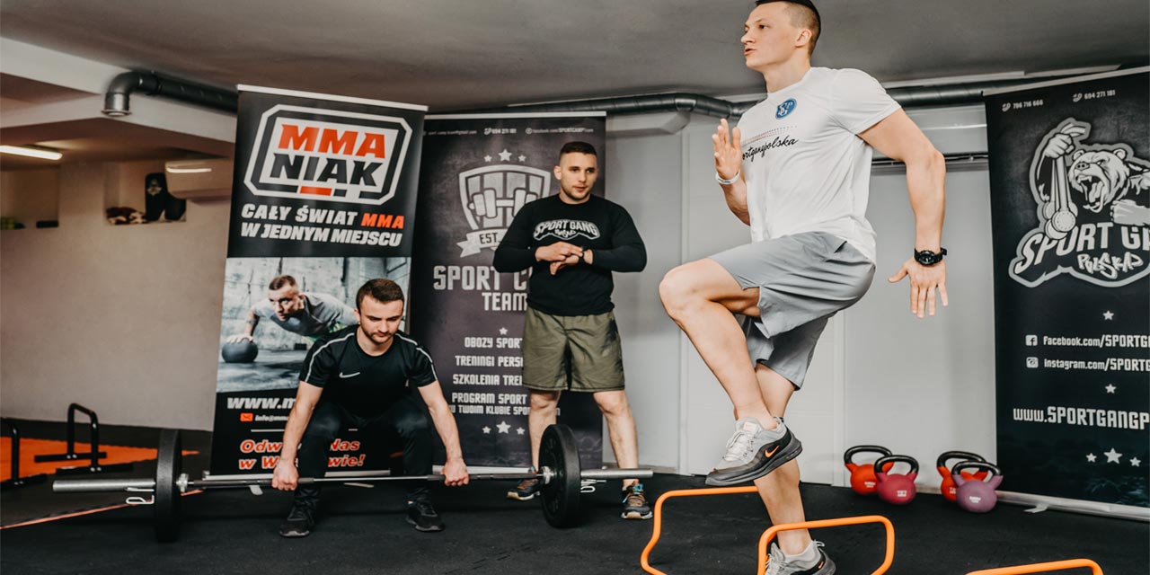 Mężczyźni trenujący na siłowni
