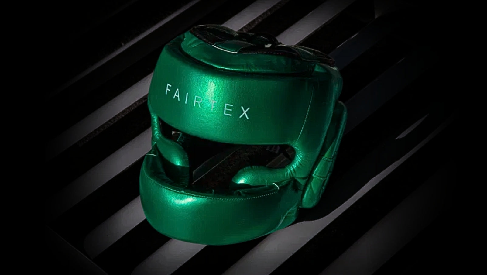 Kask bokserski z ochroną nosa marki Fairtex