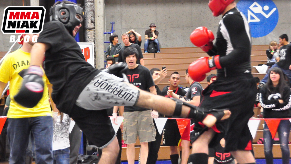 Dzieci trenujące kickboxing