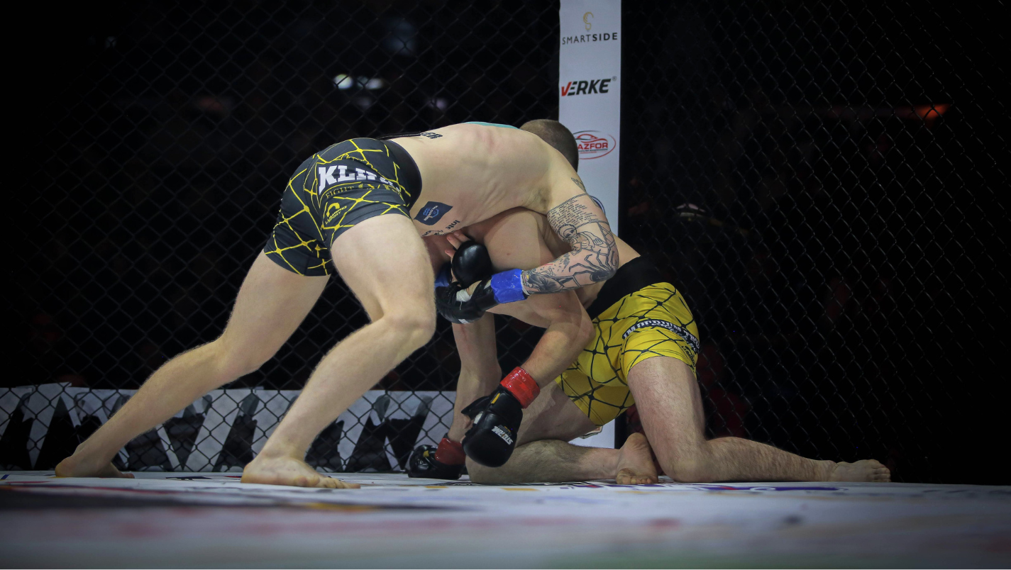 2 mężczyzn walczących na turnieju MMA