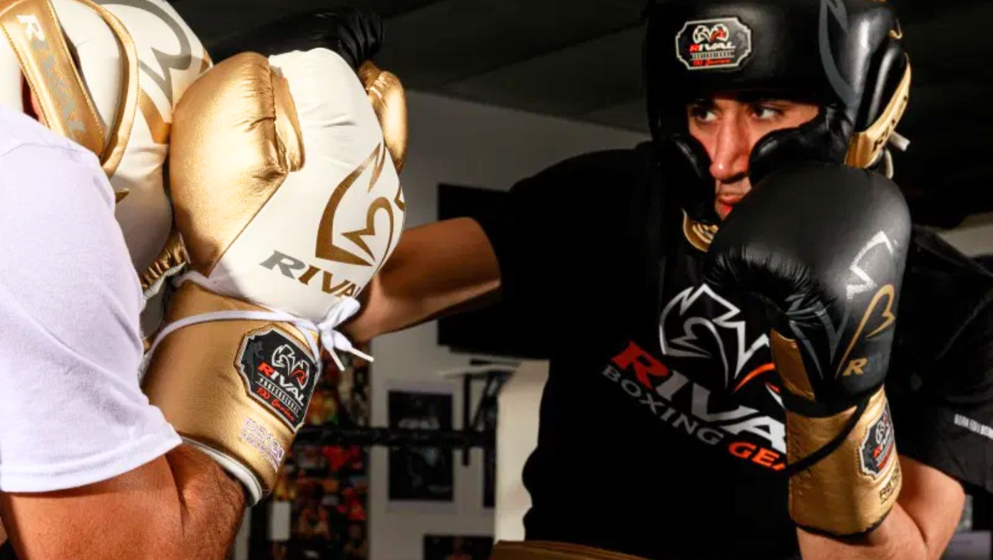 Mężczyźni trenujący w rękawicach Rival Boxing