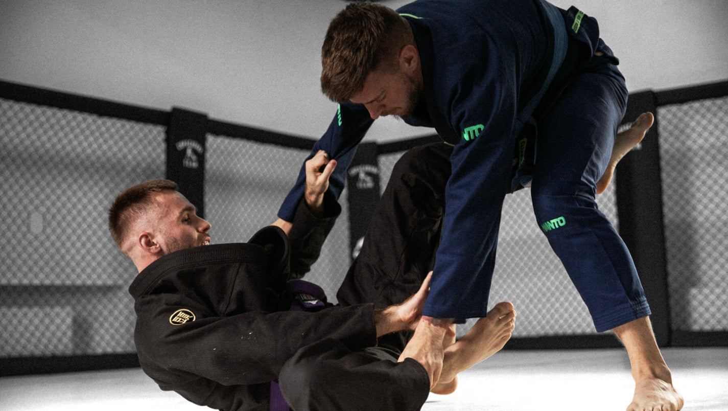 Mężczyźni, trenujący brazylijskie jiu-jitsu