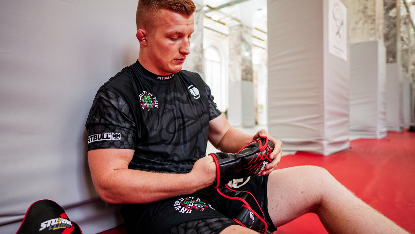 Mężczyzna zakłada rękawice do MMA