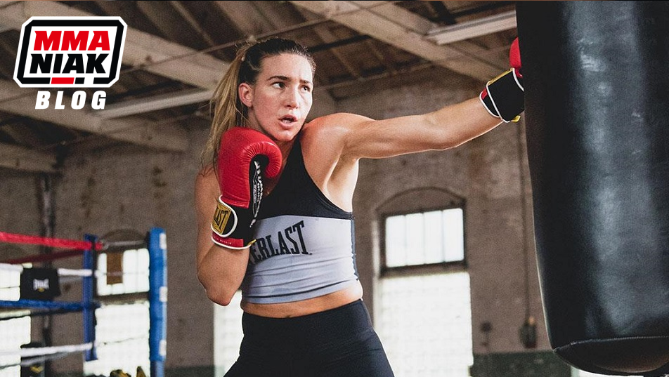 Kobieta trenujaca na worku w rękawicach bokserskich Everlast
