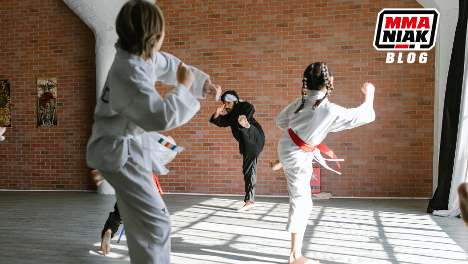Dzieci trenujące karate