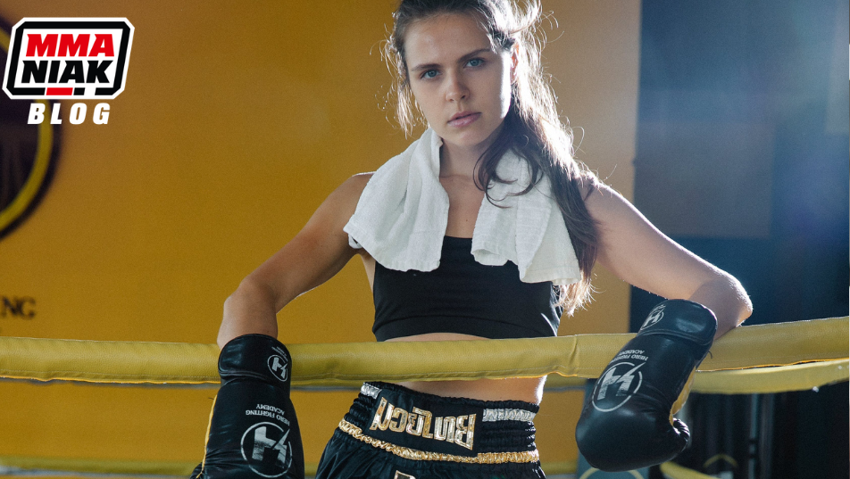kobieta trenująca boks