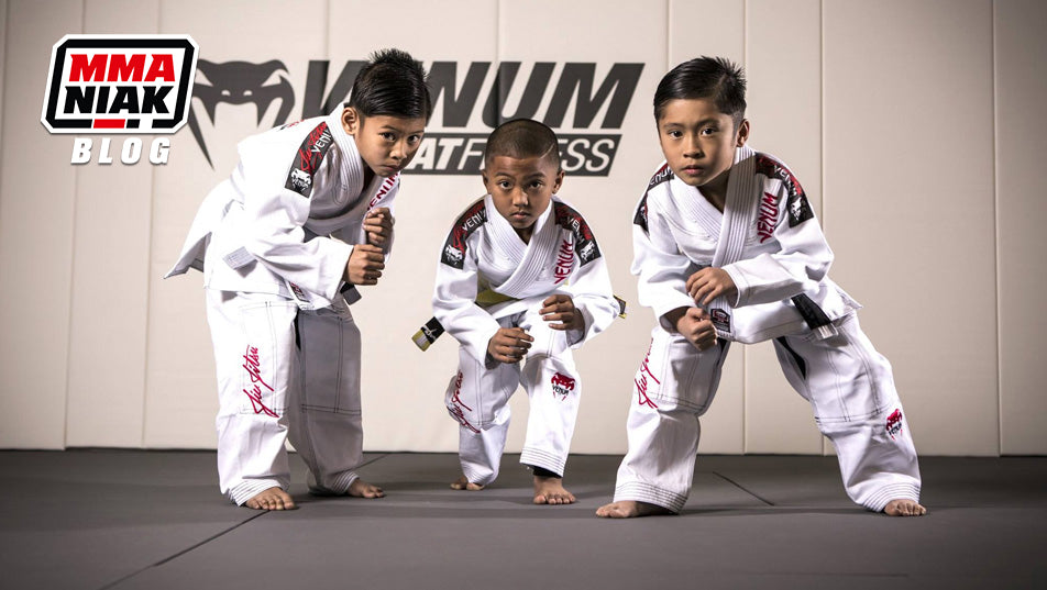 Trzech chłopców, trenujących Brazylijskie Jiu Jitsu