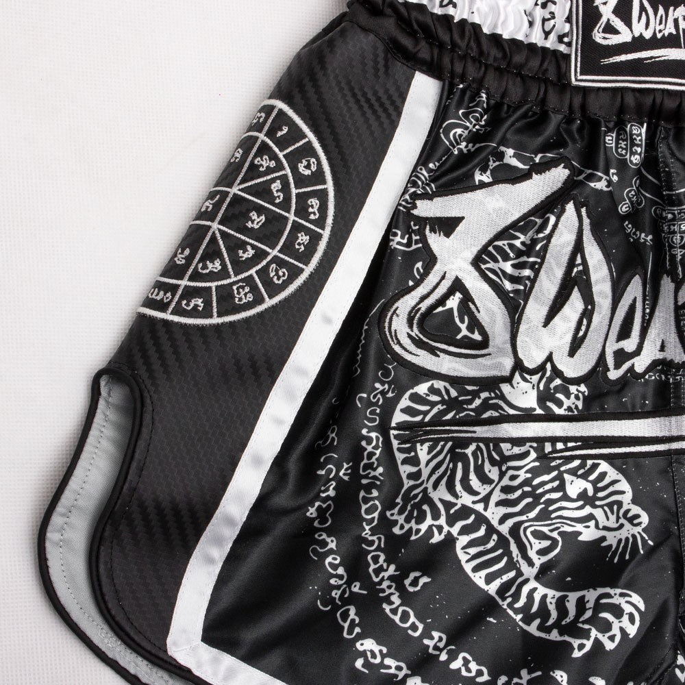 8 Weapons Spodenki Muay Thai Sak Yant Tigers Czarne