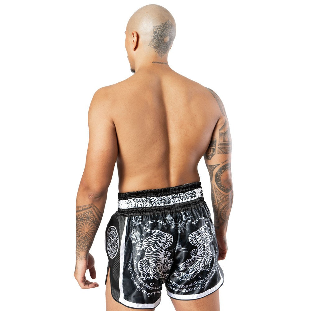 8 Weapons Spodenki Muay Thai Sak Yant Tigers Czarne