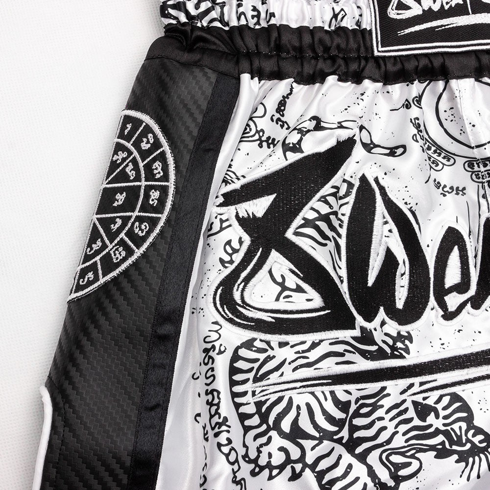 8 Weapons Spodenki Muay Thai Sak Yant Tigers Białe