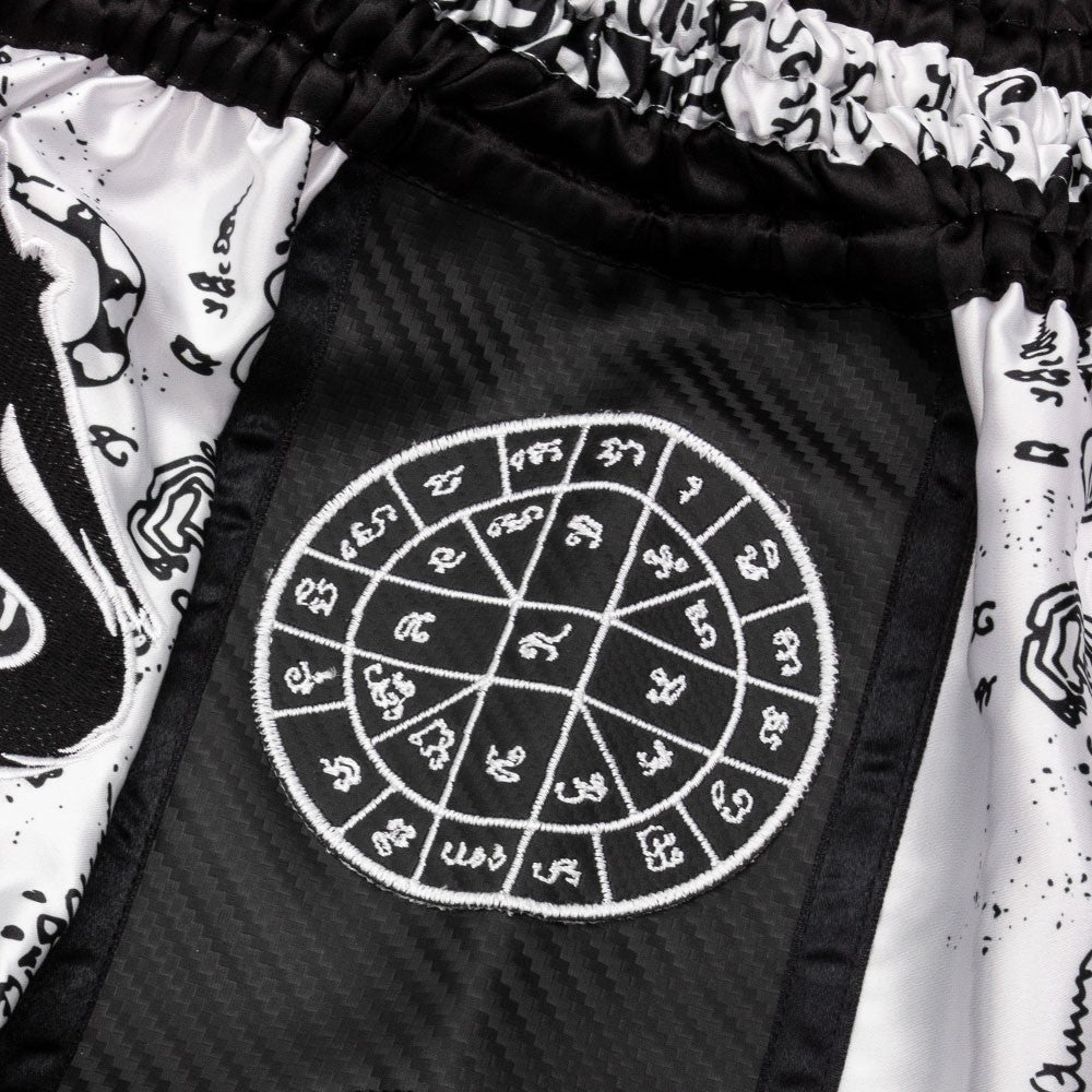 8 Weapons Spodenki Muay Thai Sak Yant Tigers Białe