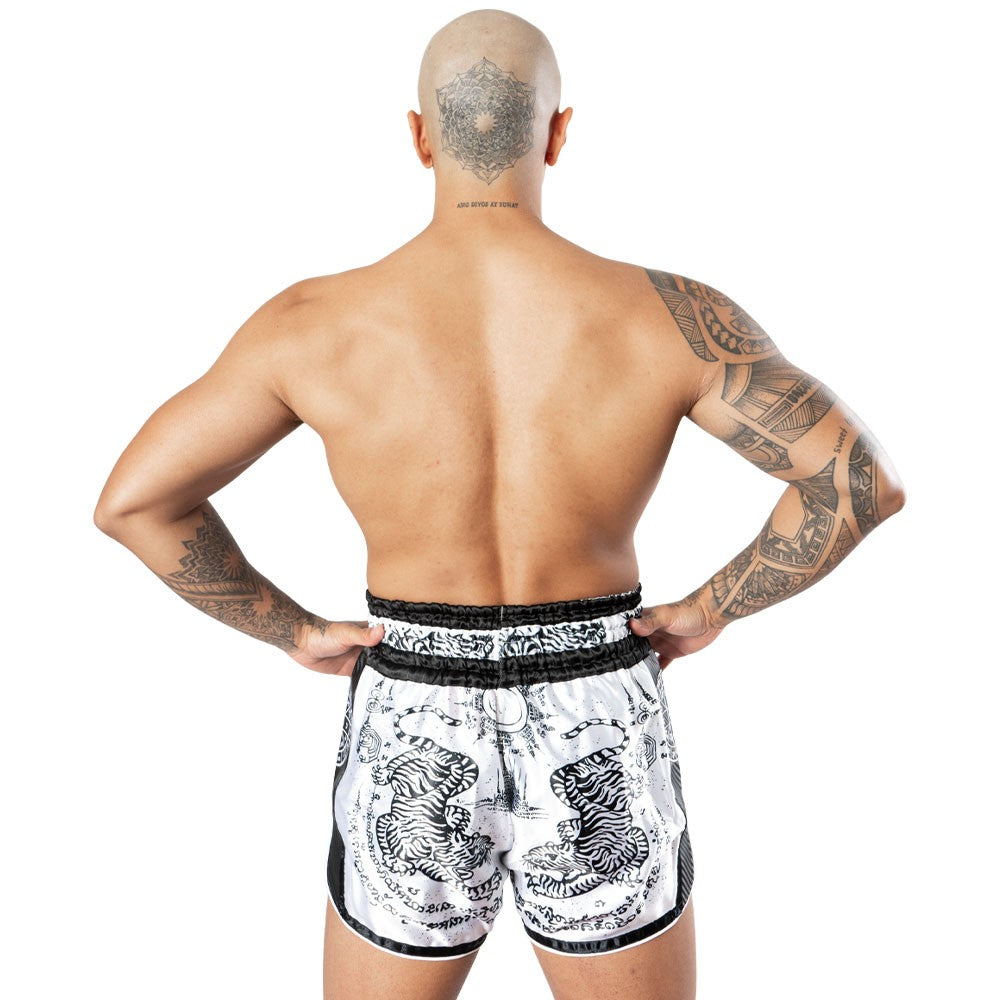 8 Weapons Spodenki Muay Thai Sak Yant Tigers Białe