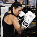 StormCloud Rękawice do Muay Thai ze skóry naturalnej Blizzard Sakura Białe