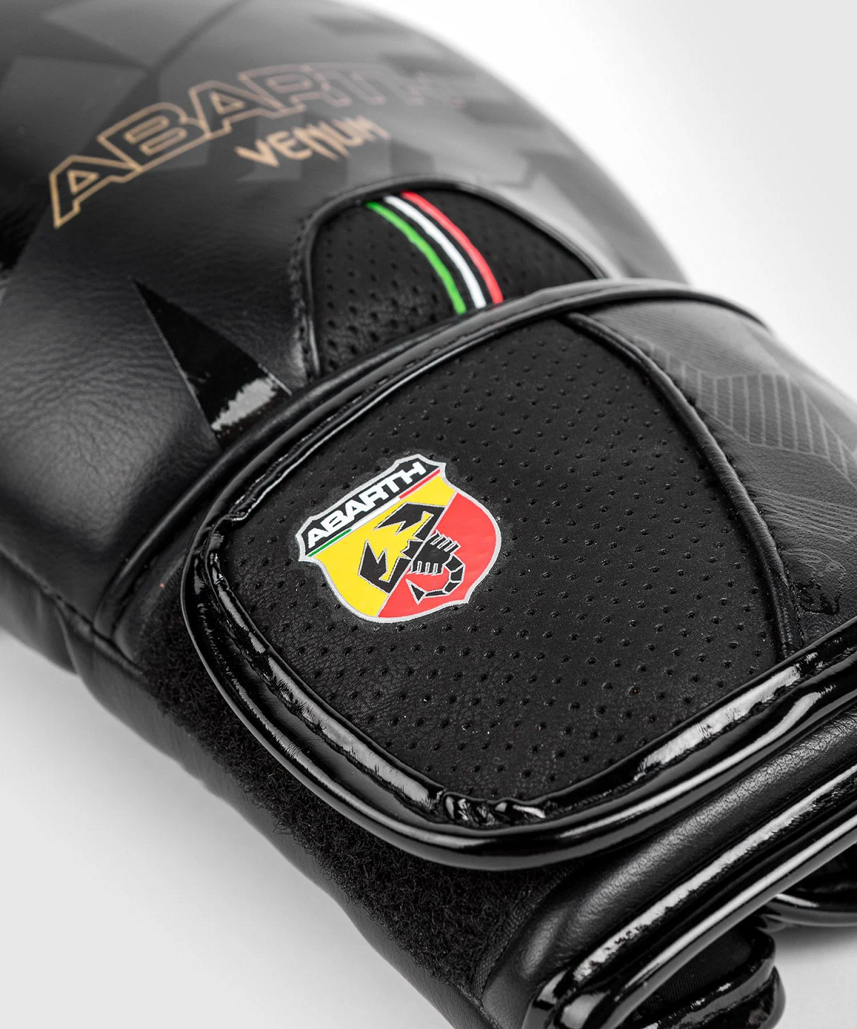 Venum Rękawice Bokserskie Abarth Czarne/Złote
