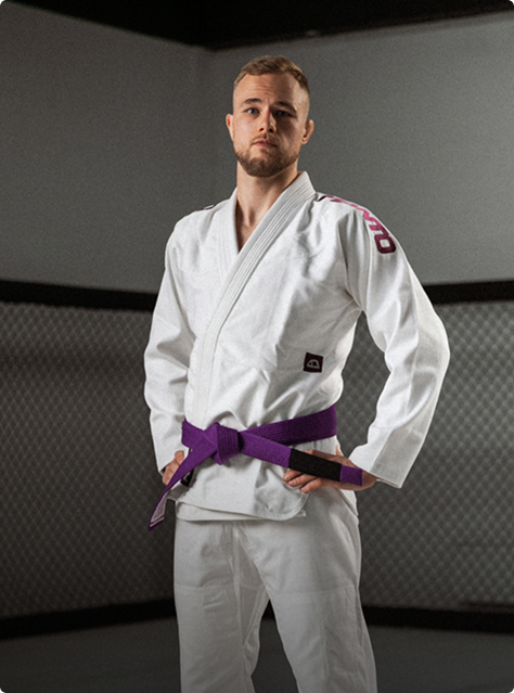 Mężczyzna w kimonie BJJ MANTO