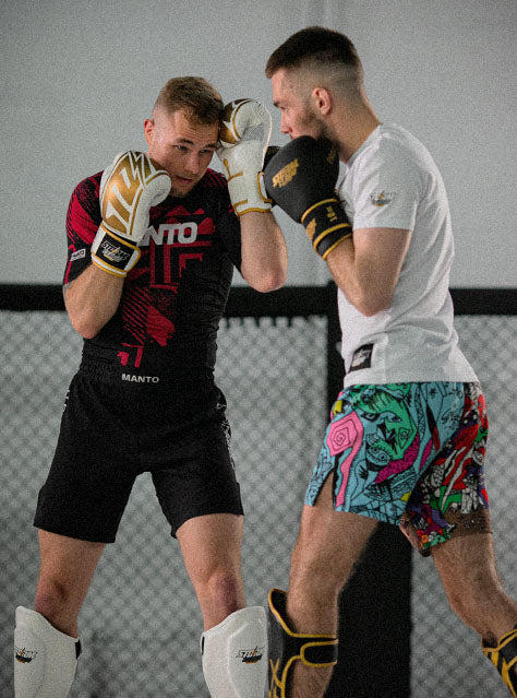 mężczyźni trenujący kickboxing w parze