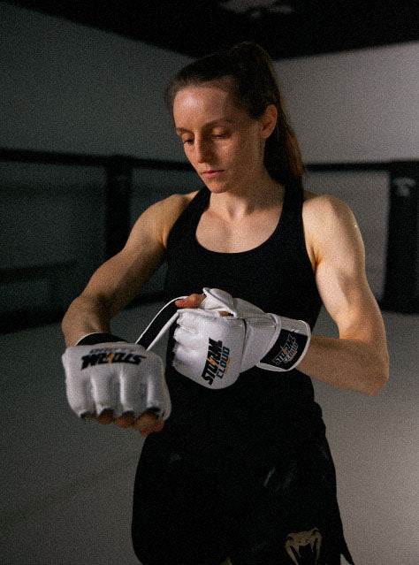 Kobieta, zakładająca rękawica MMA
