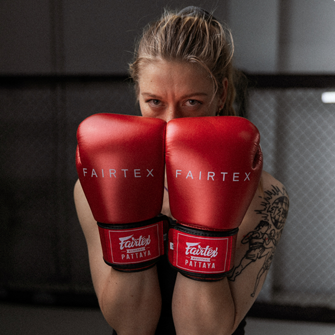 Dziewczyna w czerwonych rękawicach bokserskich Fairtex