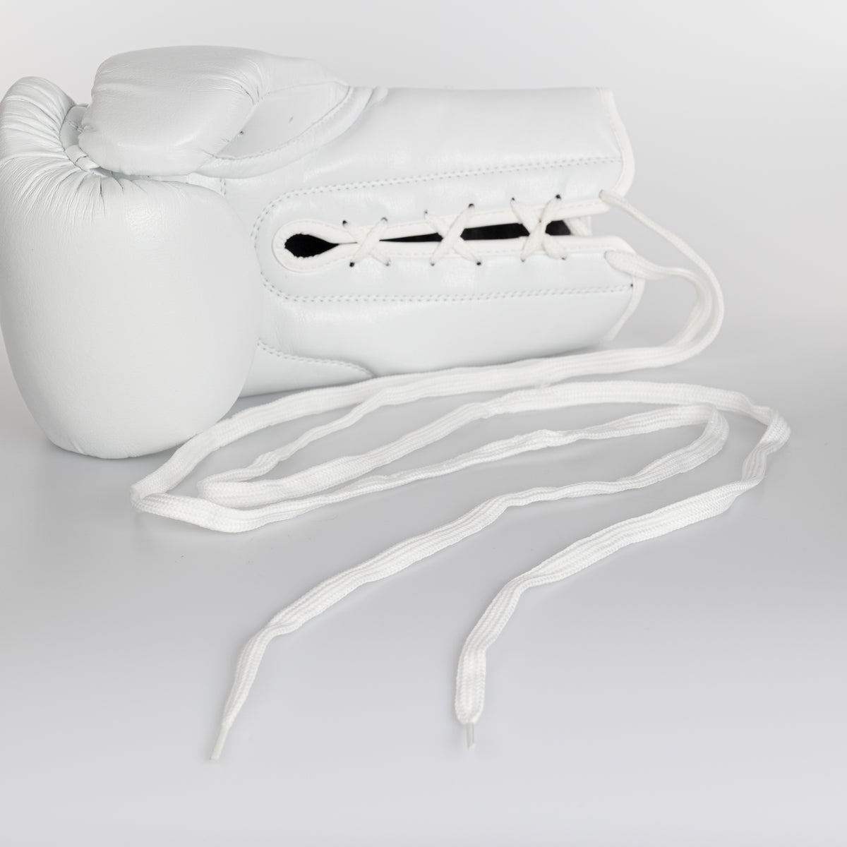 StormCloud Rękawice Vanguard Elite Boxing Wiązane Białe